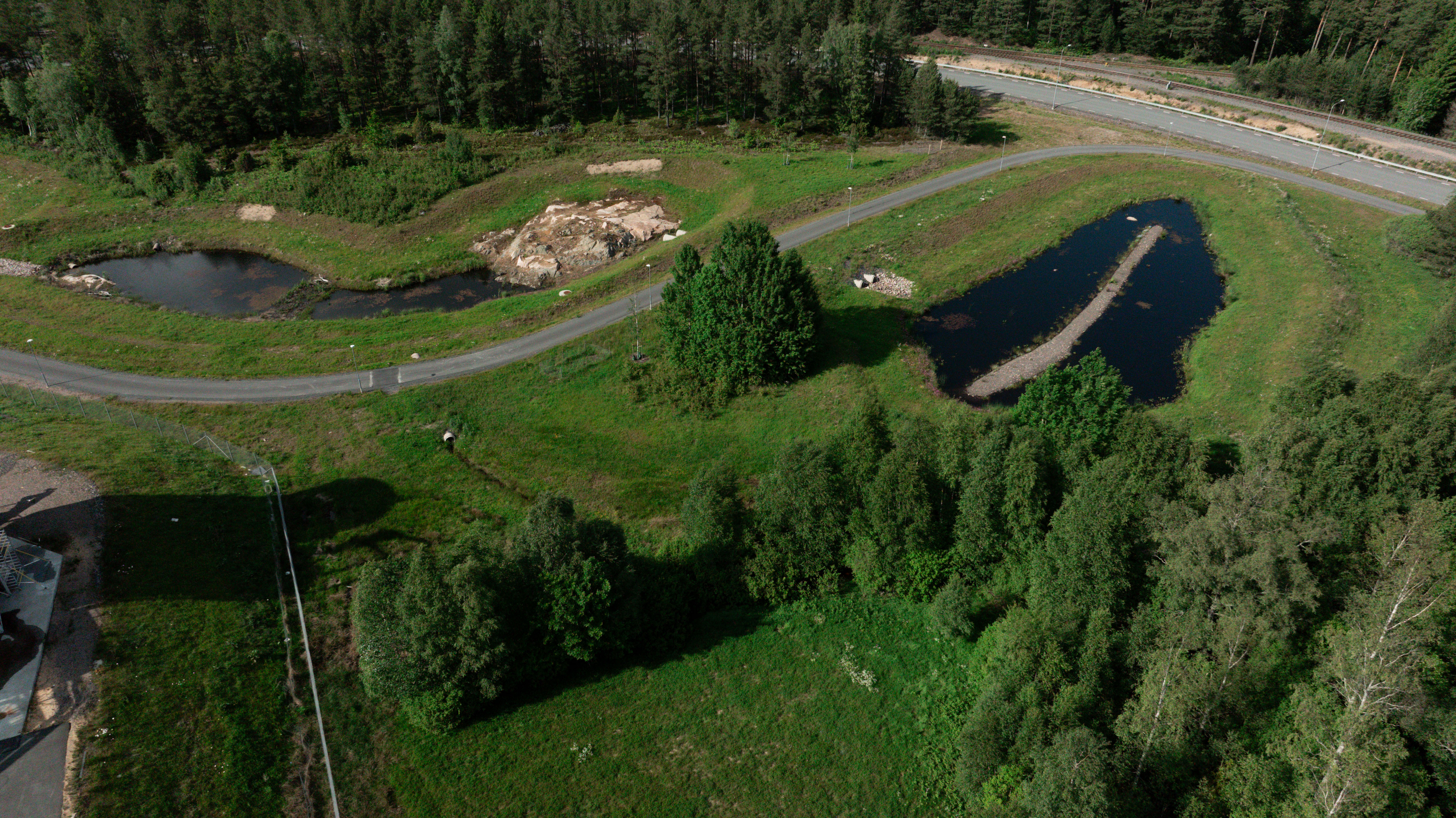 Innan själva bygget av den nya fabriken drog i gång år 2020, vidtogs flera åtgärder för att skydda ekologiska värden i närmiljön.